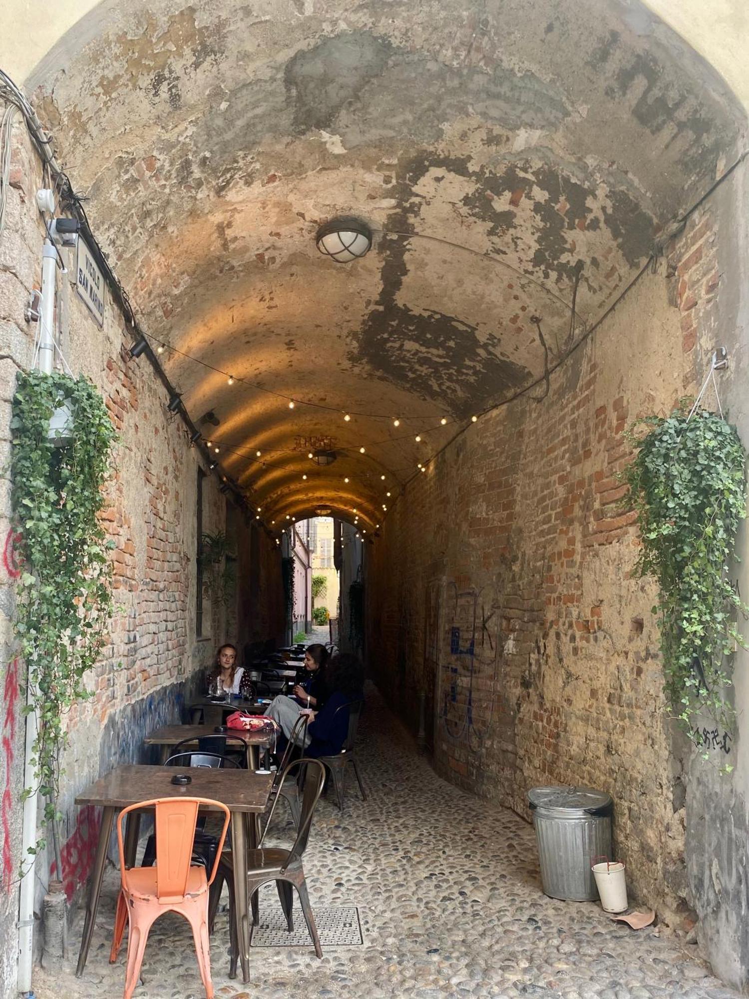 Wanderlust Splendido Appartamento In Centro Pavia Luaran gambar